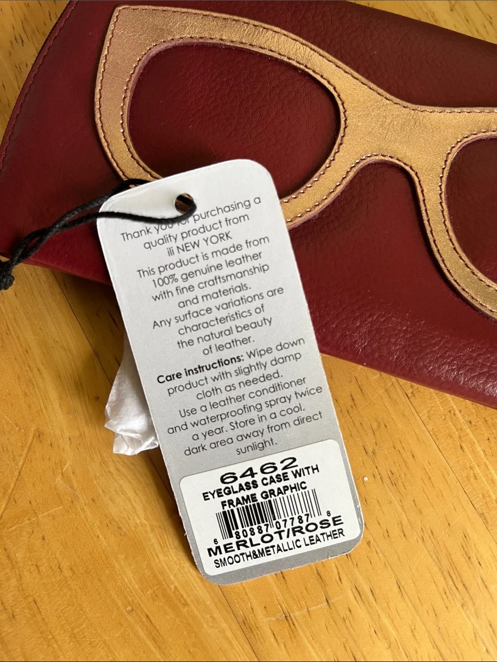 ili New York eyeglass case with frame graphic in Merlot and metallic rose